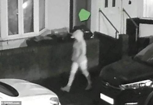 7388766-6487113-CCTV_shows_Viktorija_Sokolova_on_her_way_to_a_park_in_Wolverhamp-a-19_1544791134968