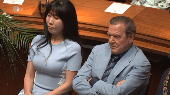 Gerhard Schröder in blau