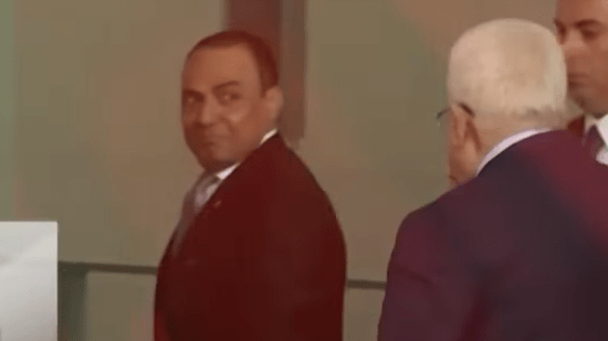 zuwinkern und lachen